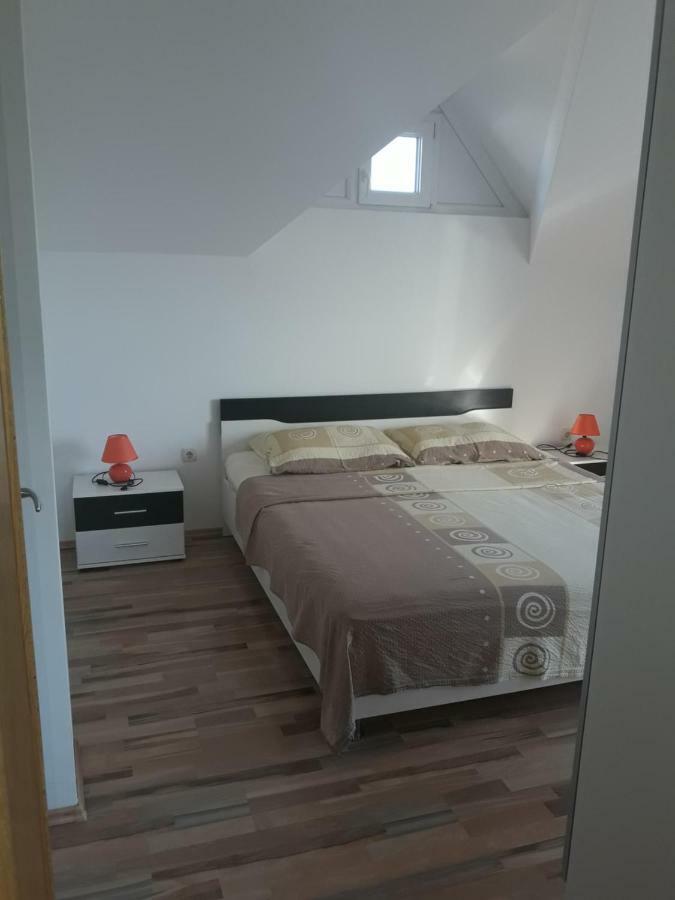 Apartmani Kuzmic วรซี ภายนอก รูปภาพ