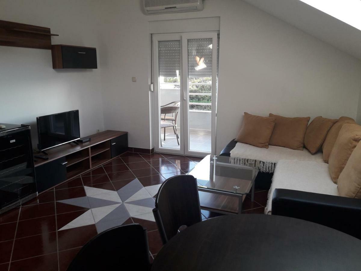 Apartmani Kuzmic วรซี ภายนอก รูปภาพ